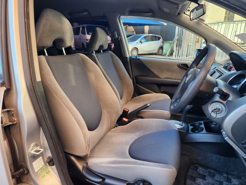  28810  HONDA FIT  2004  