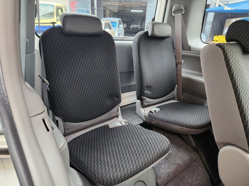  28890  TOYOTA SIENTA  2010  