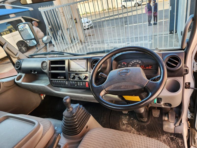 28939  HINO DUTRO  2015