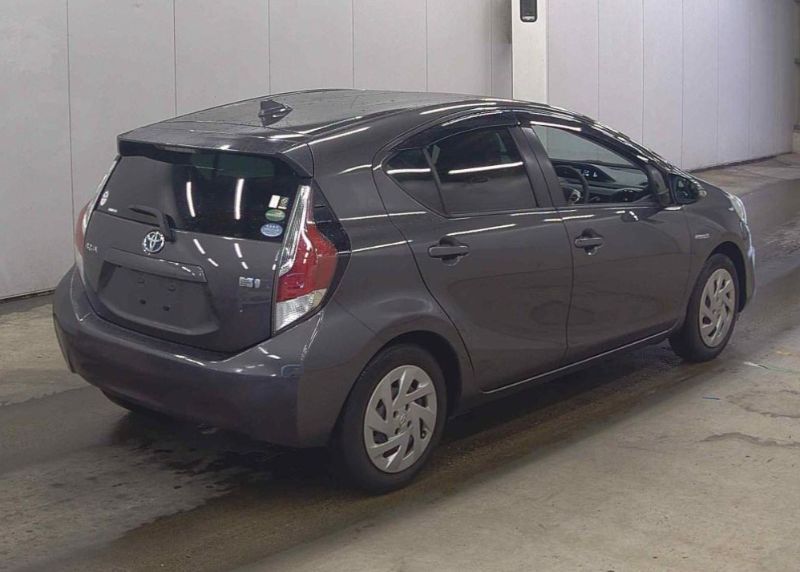  29013  TOYOTA AQUA  2016  
