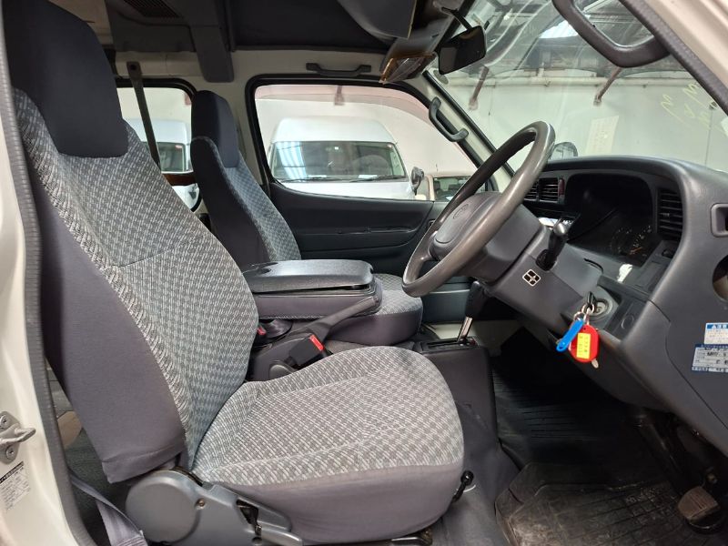 29047  TOYOTA HIACE  2003