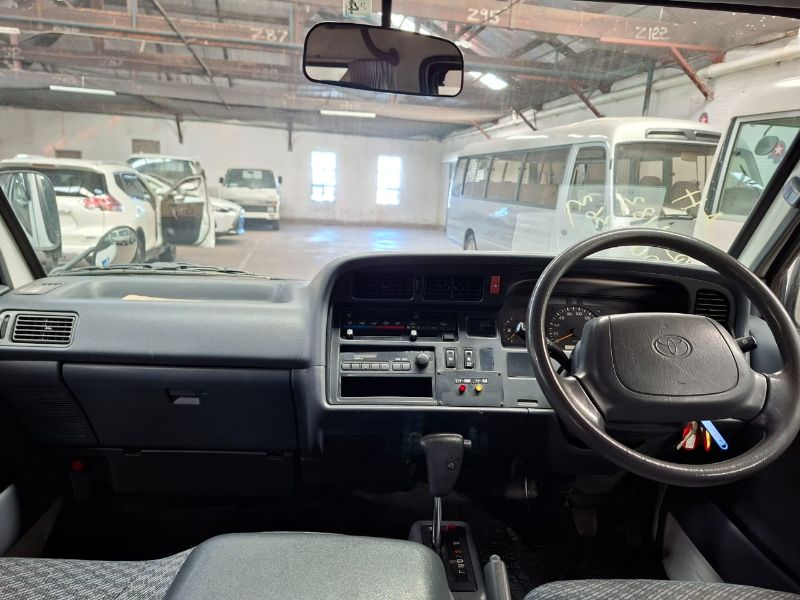 29047  TOYOTA HIACE  2003