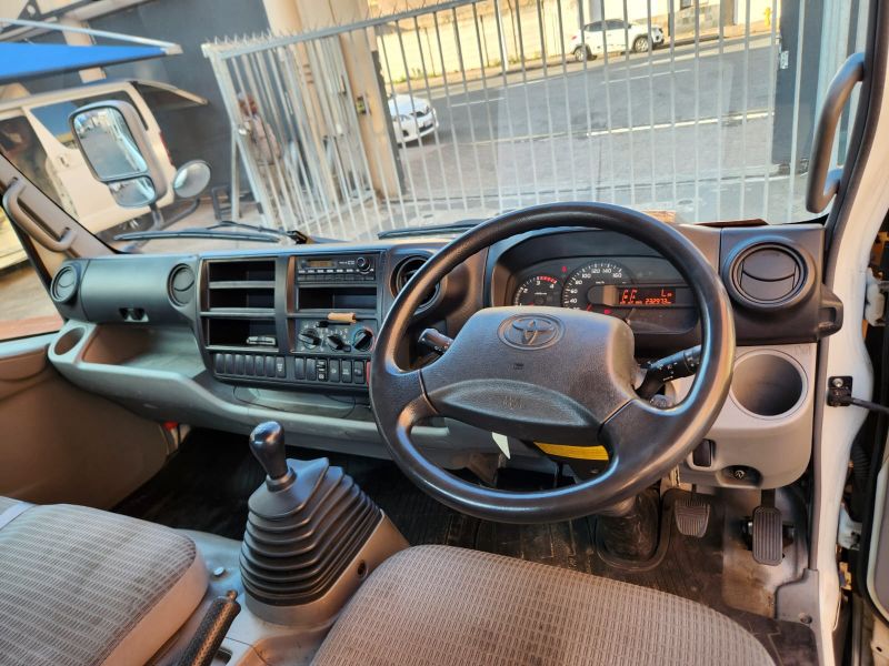 29050  TOYOTA DYNA  2013