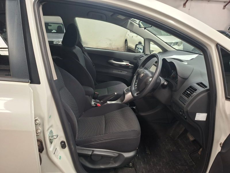 29085  TOYOTA AURIS  2011