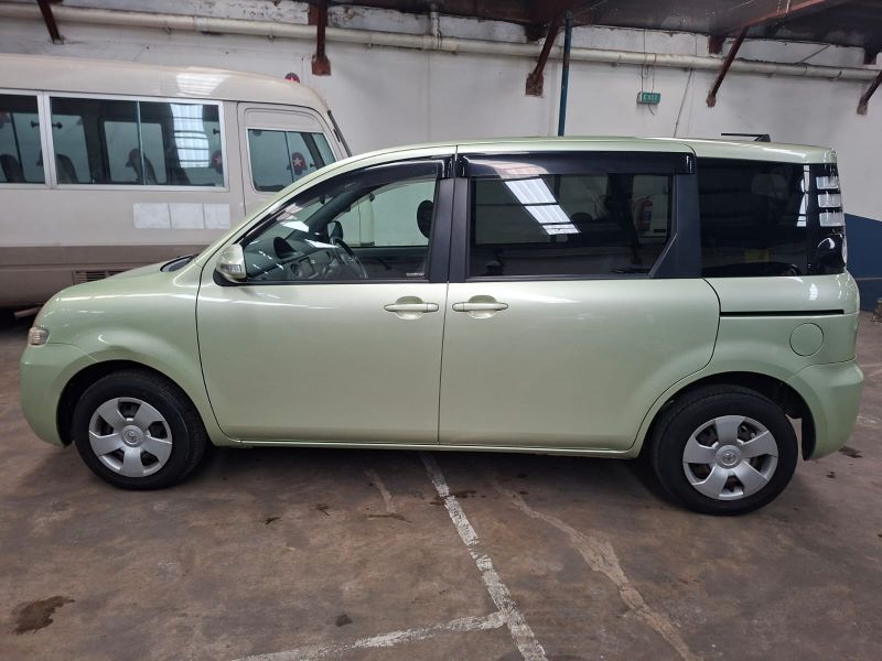 29114  TOYOTA SIENTA  2010