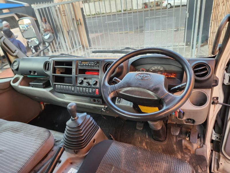 29120  TOYOTA DYNA  2012