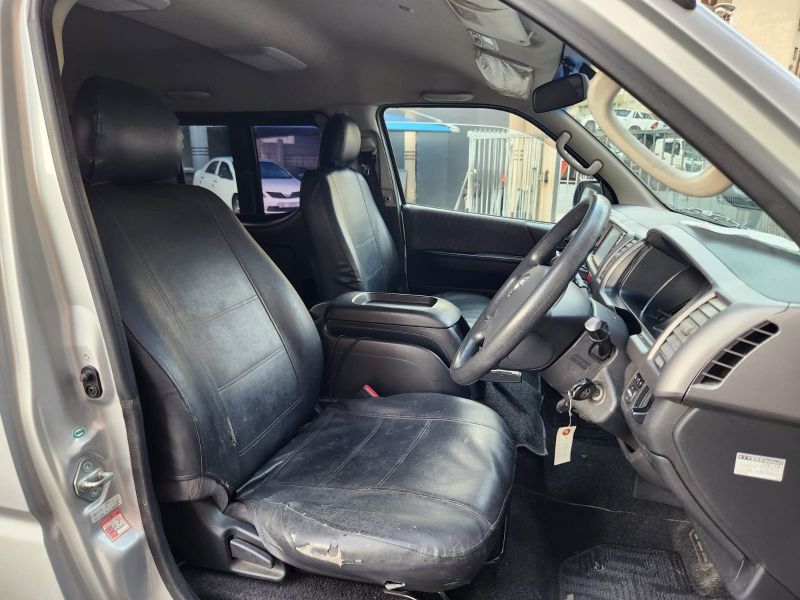 29130  TOYOTA HIACE  2010