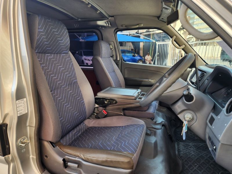 29196  NISSAN CARAVAN  2002