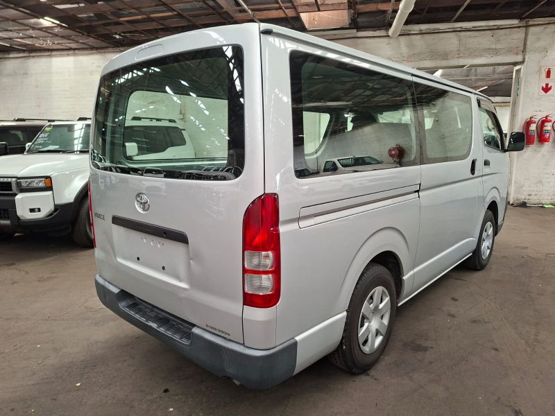 29274  TOYOTA HIACE  2005