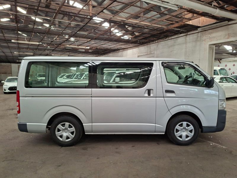 29274  TOYOTA HIACE  2005