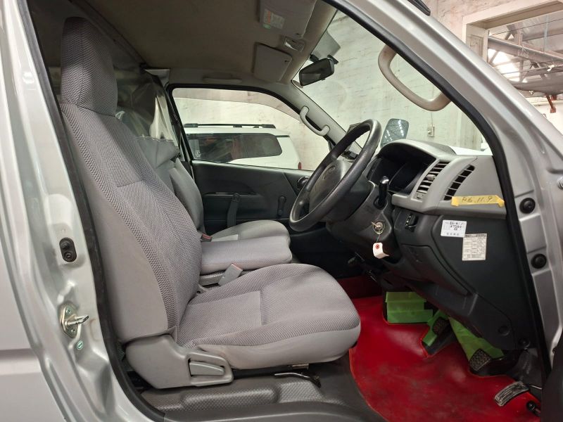 29274  TOYOTA HIACE  2005