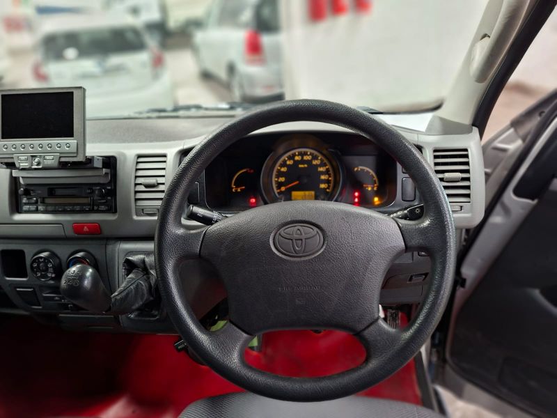 29274  TOYOTA HIACE  2005