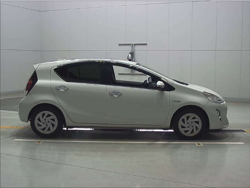  29355  TOYOTA AQUA  2016  