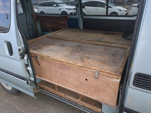 29399  TOYOTA HIACE  2001