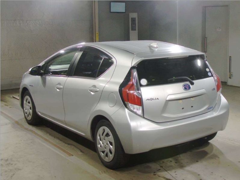  29412  TOYOTA AQUA  2017  