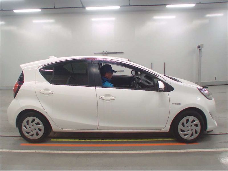  29416  TOYOTA AQUA  2018  