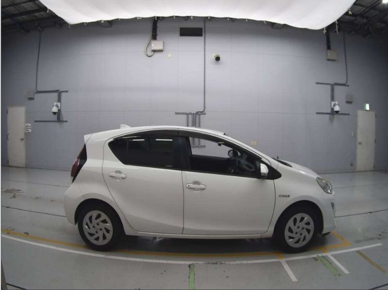  29419  TOYOTA AQUA  2016  