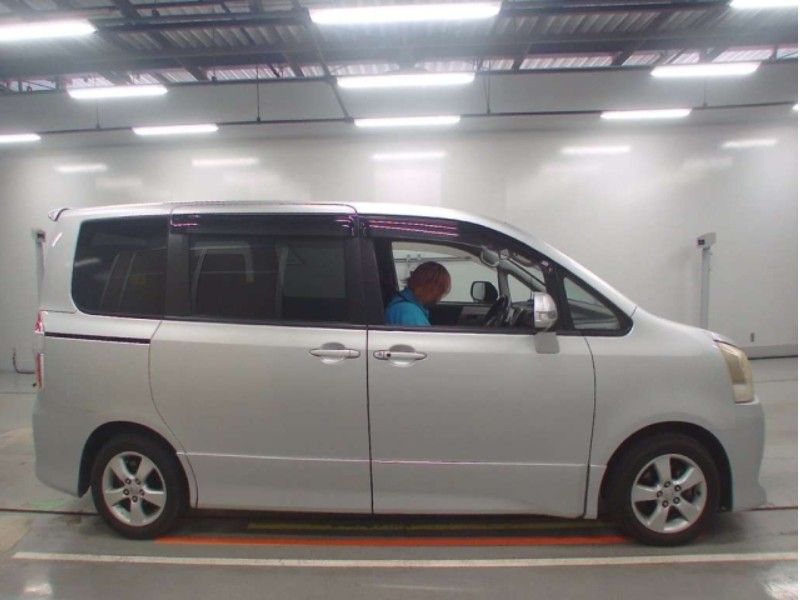  29467  TOYOTA NOAH  2007  