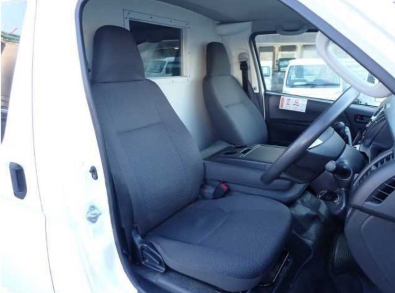  29602  TOYOTA HIACE  2018  