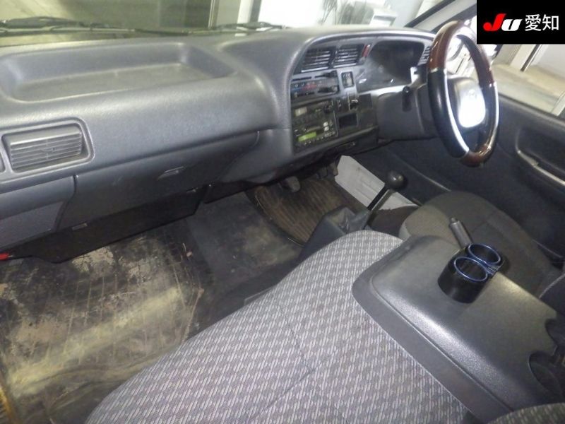  29612  TOYOTA HIACE  2001  