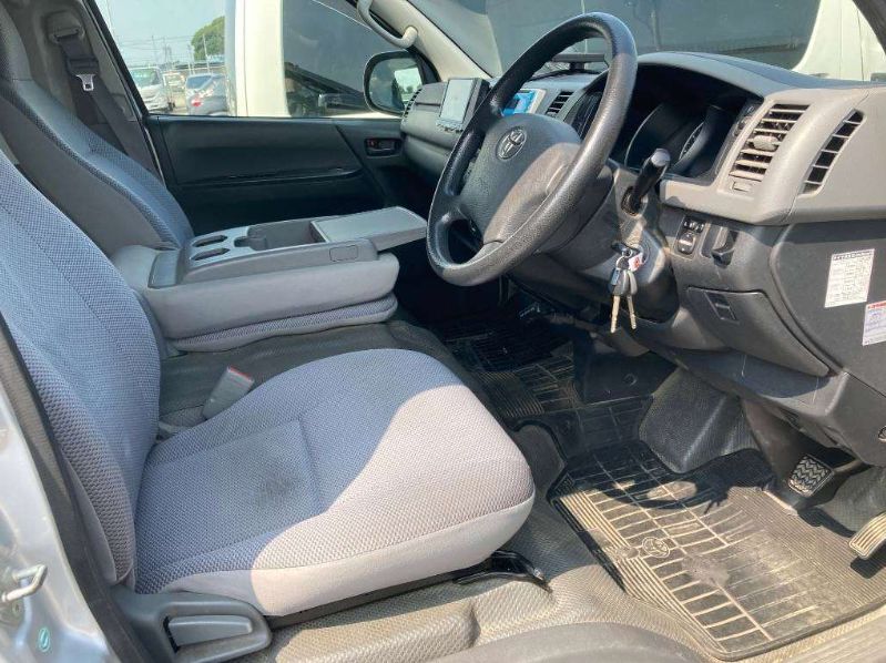 29724  TOYOTA HIACE  2009