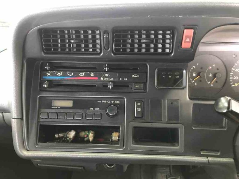 29741  TOYOTA HIACE  2003