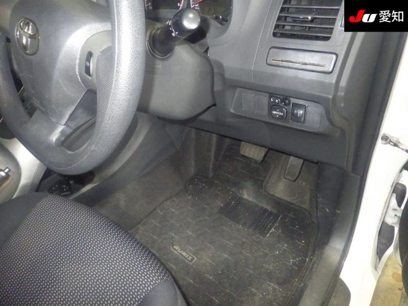  29823  TOYOTA AURIS  2010  