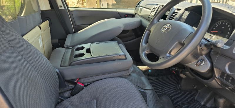  29975  TOYOTA HIACE  2017  