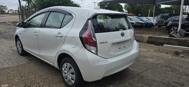  29993  TOYOTA AQUA  2016  