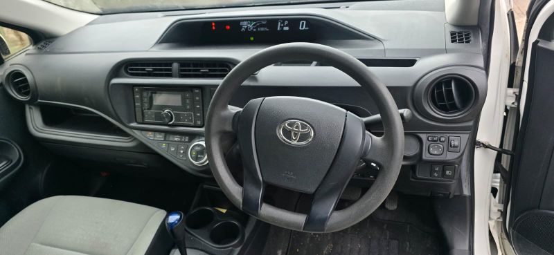  29993  TOYOTA AQUA  2016  