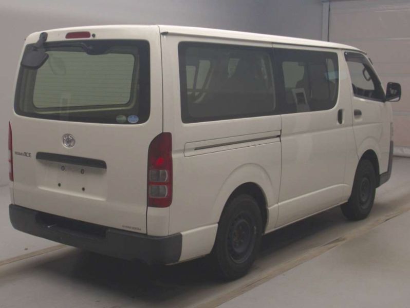  29998  TOYOTA REGIUS  2017  