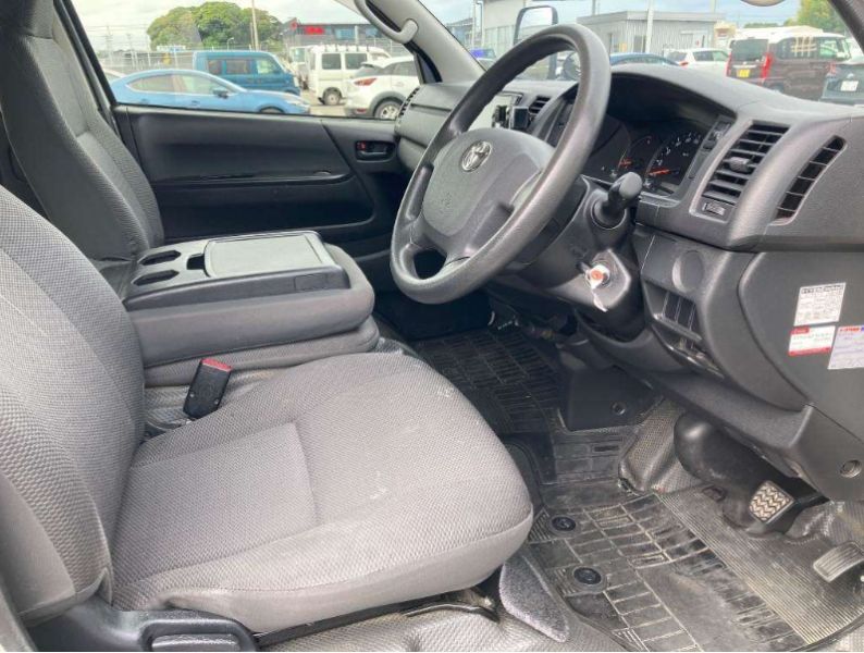  29998  TOYOTA REGIUS  2017  