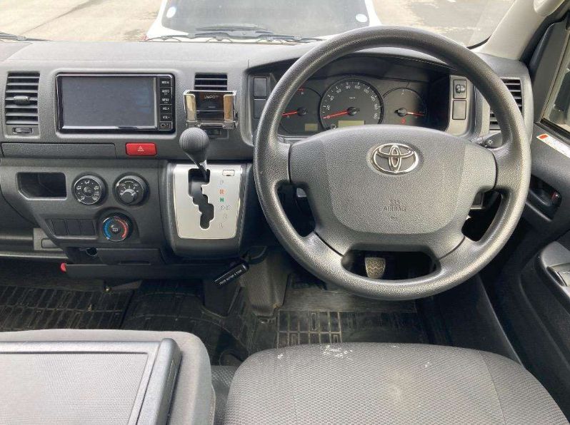  29998  TOYOTA REGIUS  2017  