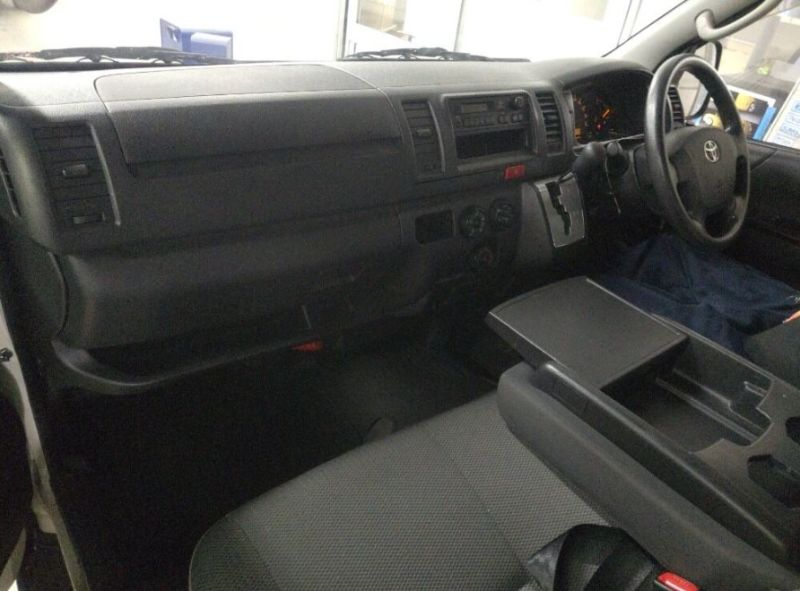  30013  TOYOTA REGIUS  2016  