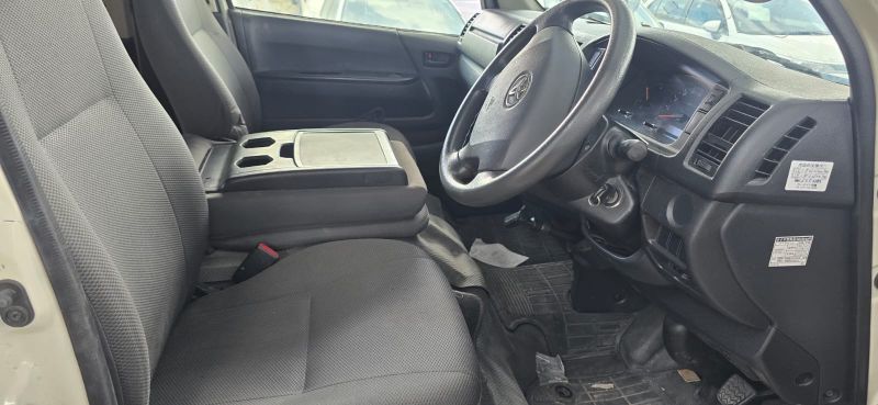  30022  TOYOTA REGIUS  2017  