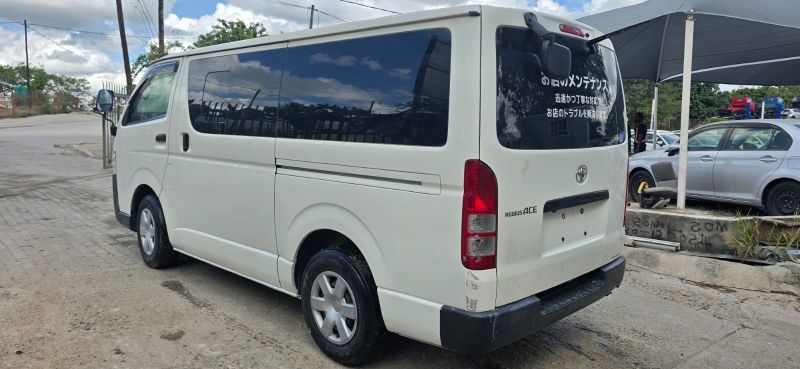  30022  TOYOTA REGIUS  2017  