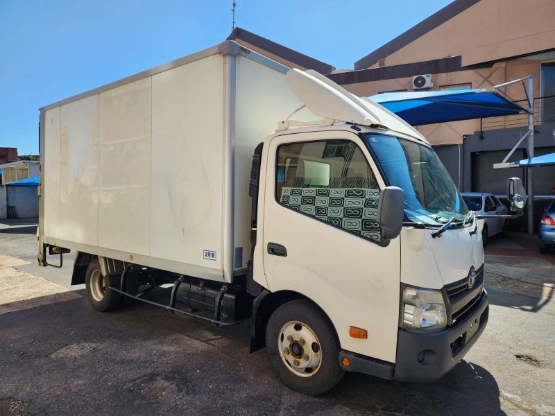  30051  TOYOTA DYNA  2013  