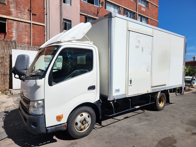  30051  TOYOTA DYNA  2013 