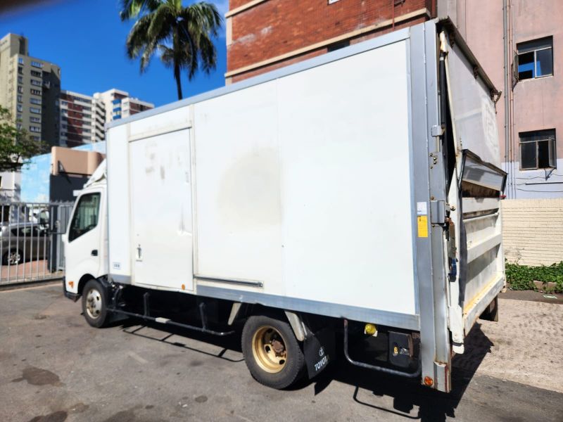  30051  TOYOTA DYNA  2013  