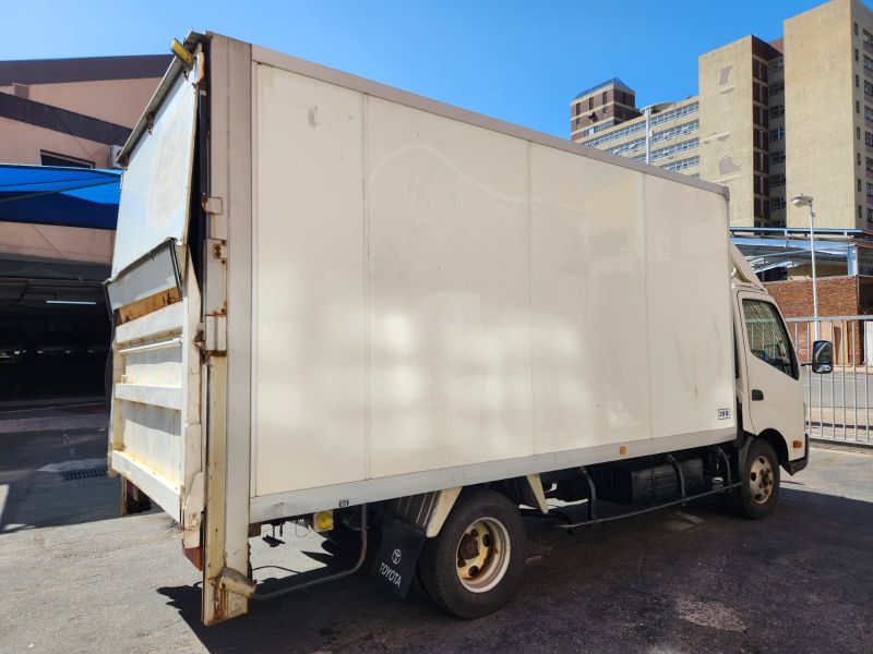  30051  TOYOTA DYNA  2013  