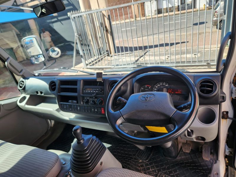  30051  TOYOTA DYNA  2013  