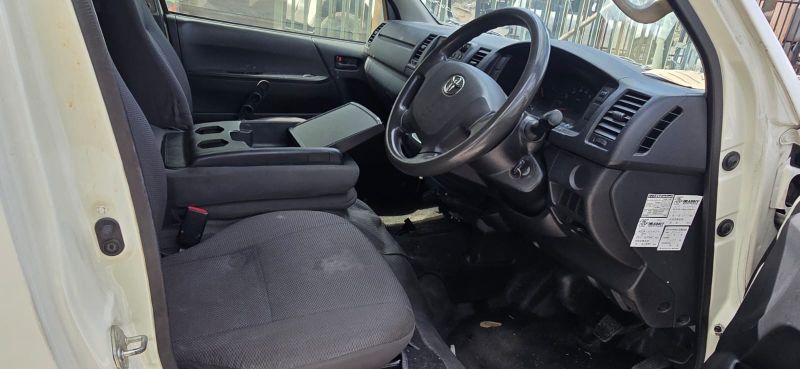  30106  TOYOTA HIACE  2017  