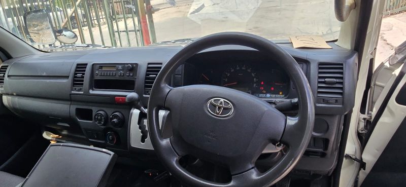  30106  TOYOTA HIACE  2017  