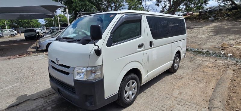  30106  TOYOTA HIACE  2017 