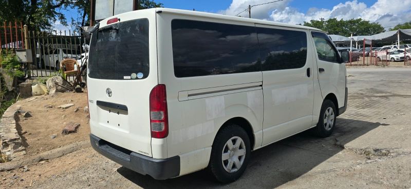  30106  TOYOTA HIACE  2017  