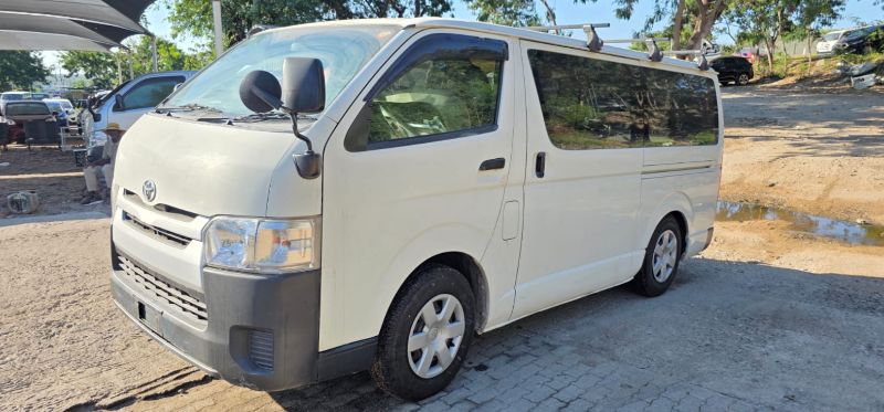 30144  TOYOTA HIACE  2017 