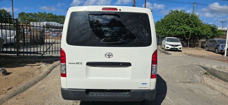  30158  TOYOTA HIACE  2017  
