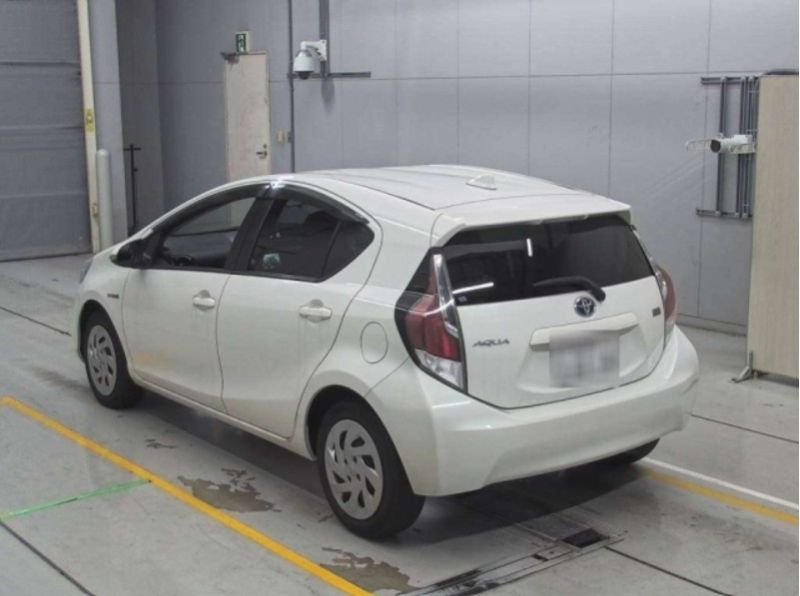  30196  TOYOTA AQUA  2017  