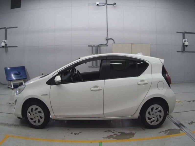  30196  TOYOTA AQUA  2017  