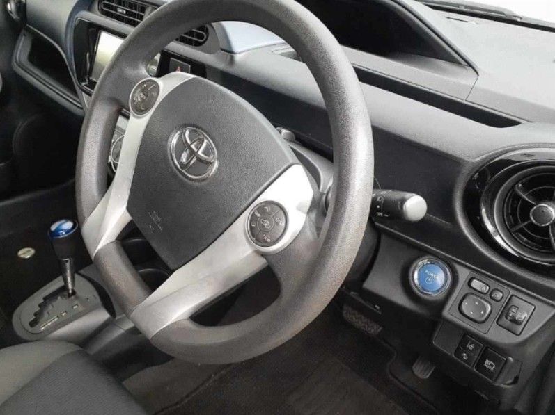  30196  TOYOTA AQUA  2017  